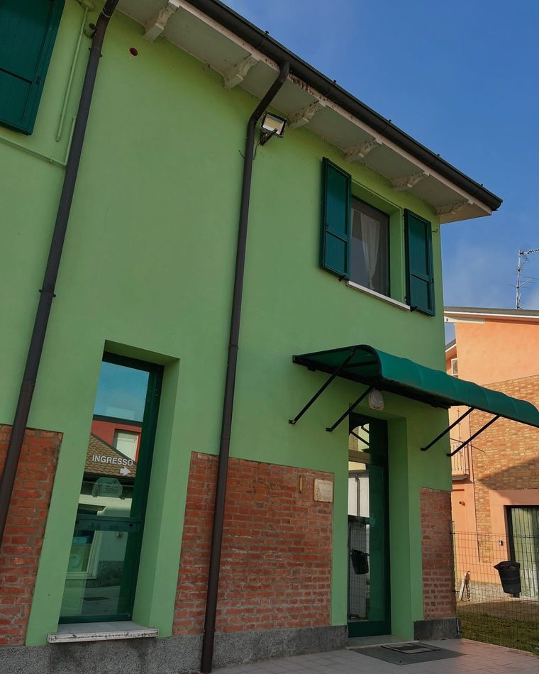 La clinica Villa Rosa in Strada Fossamana, con la facciata verde